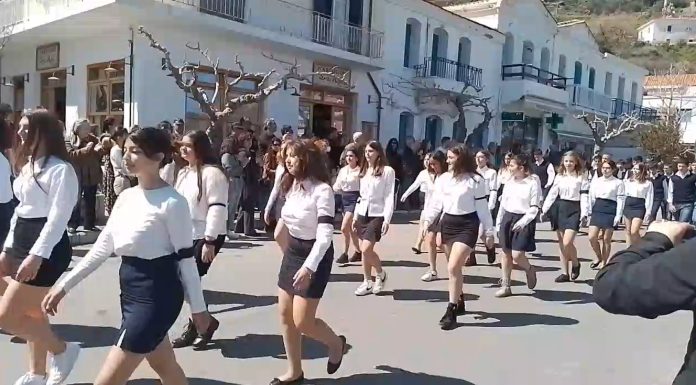 Με μαύρα περιβραχιόνια η παρέλαση των μαθητών στην Ικαρία